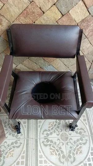 Photo - Commode Chair የሽንት መሽኛ ያለው ተሽከርካሪ ወንበር