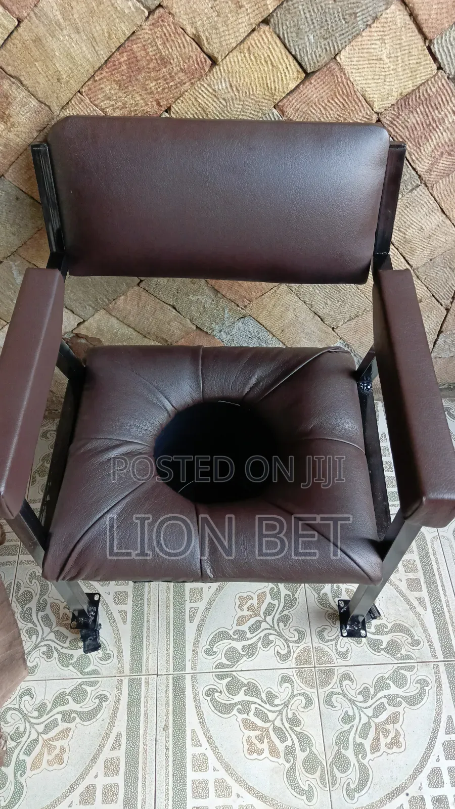 Commode Chair የሽንት መሽኛ ያለው ተሽከርካሪ ወንበር