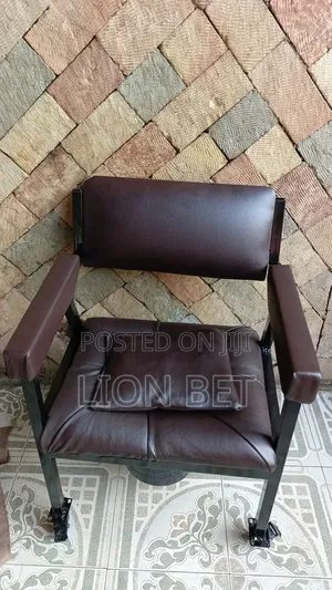 Commode Chair የሽንት መሽኛ ያለው ተሽከርካሪ ወንበር