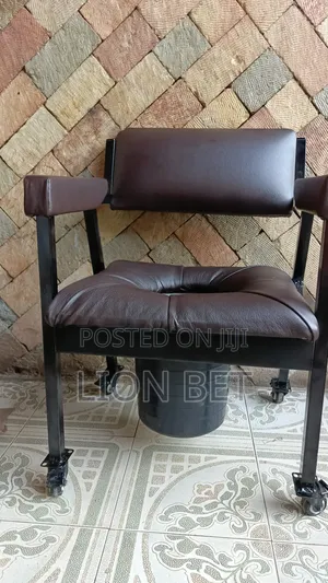 Commode Chair የሽንት መሽኛ ያለው ተሽከርካሪ ወንበር