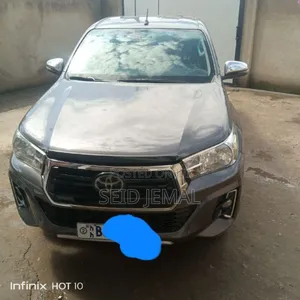 Photo - Toyota Hilux 2020 Gray