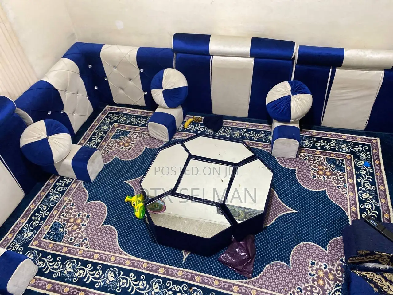 አረቢያ መጅሊስ - ከነ ምንጣፉ እና ፍሬም