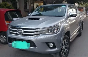 Photo - Toyota Hilux 2017 Silver