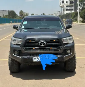 Photo - Toyota Tacoma Limited 2017 Gray
