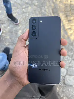 Photo - New Samsung Galaxy S22 5G 256 GB Black