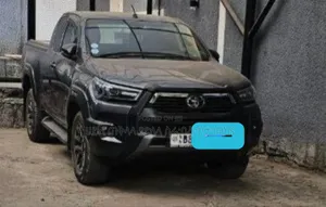 Photo - Toyota Hilux 2021 Gray