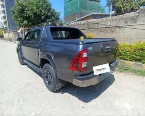 Toyota Hilux 2022 Maroon
