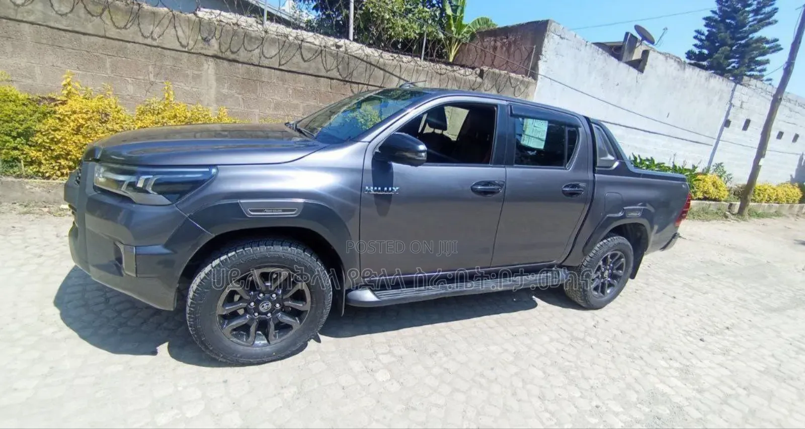 Toyota Hilux 2022 Maroon