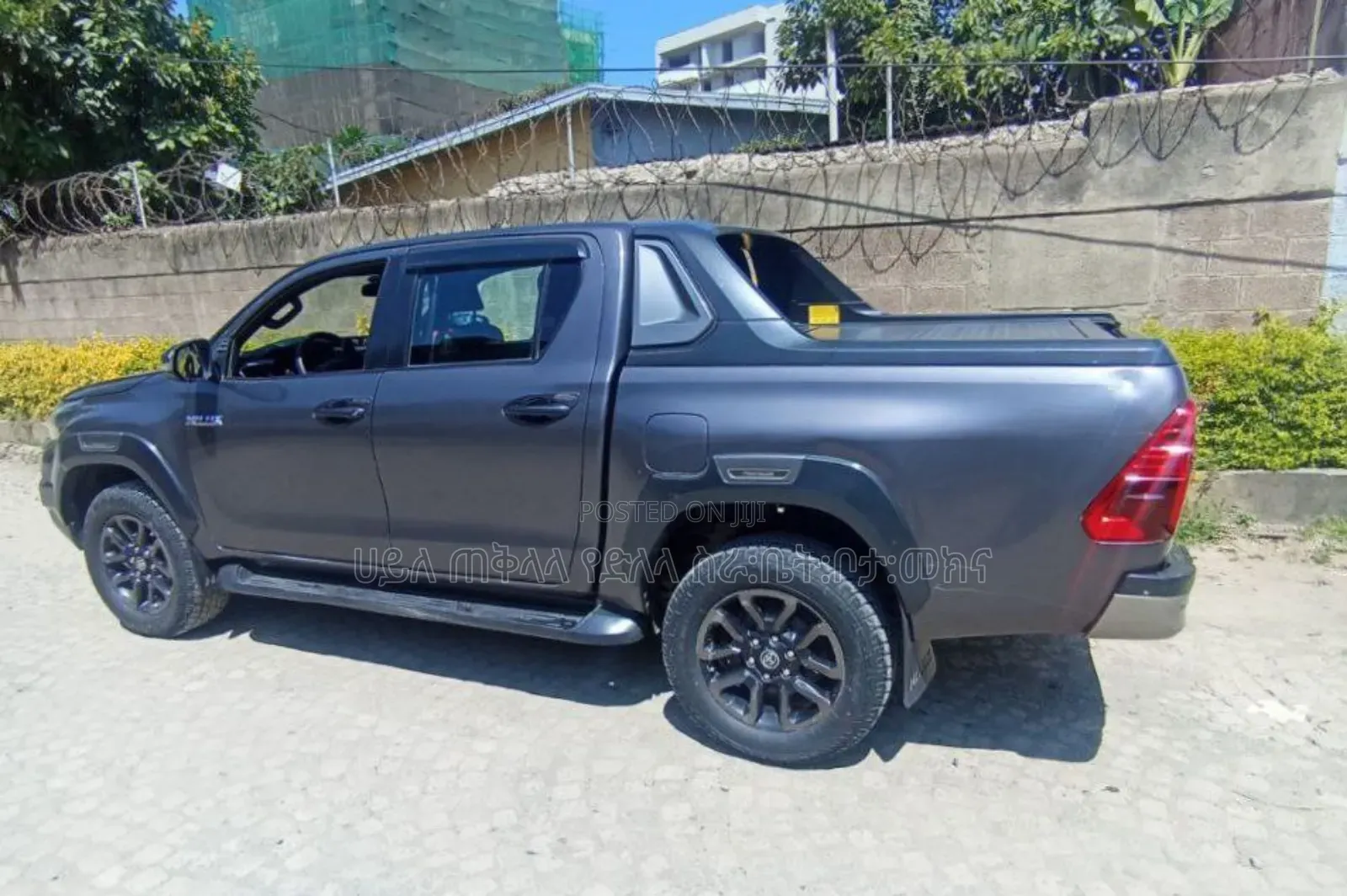 Toyota Hilux 2022 Maroon