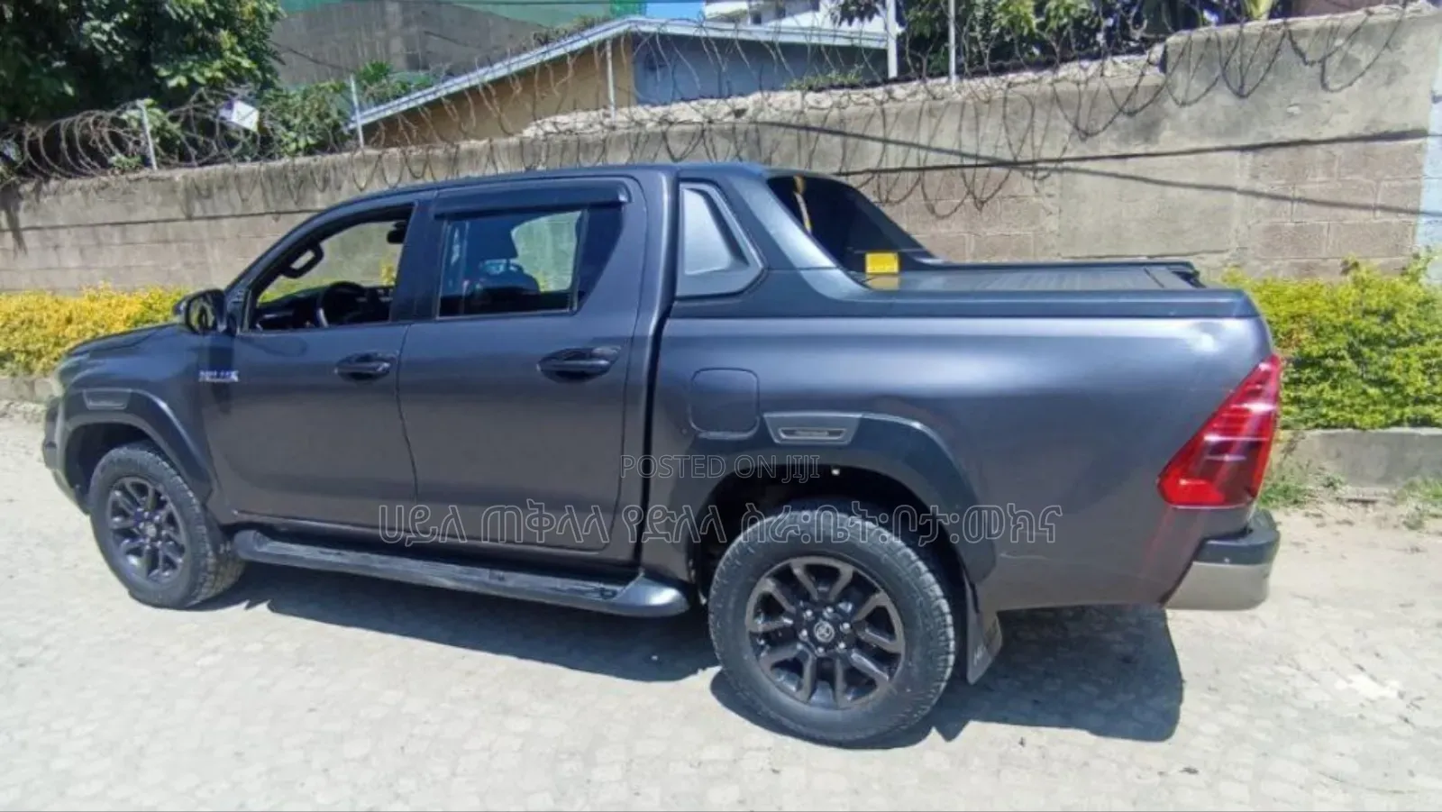 Toyota Hilux 2022 Maroon