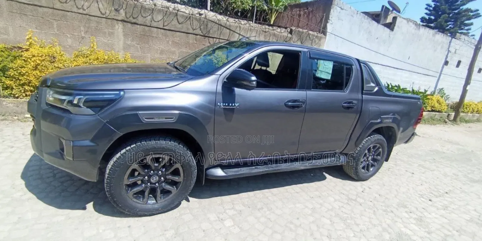 Toyota Hilux 2022 Maroon