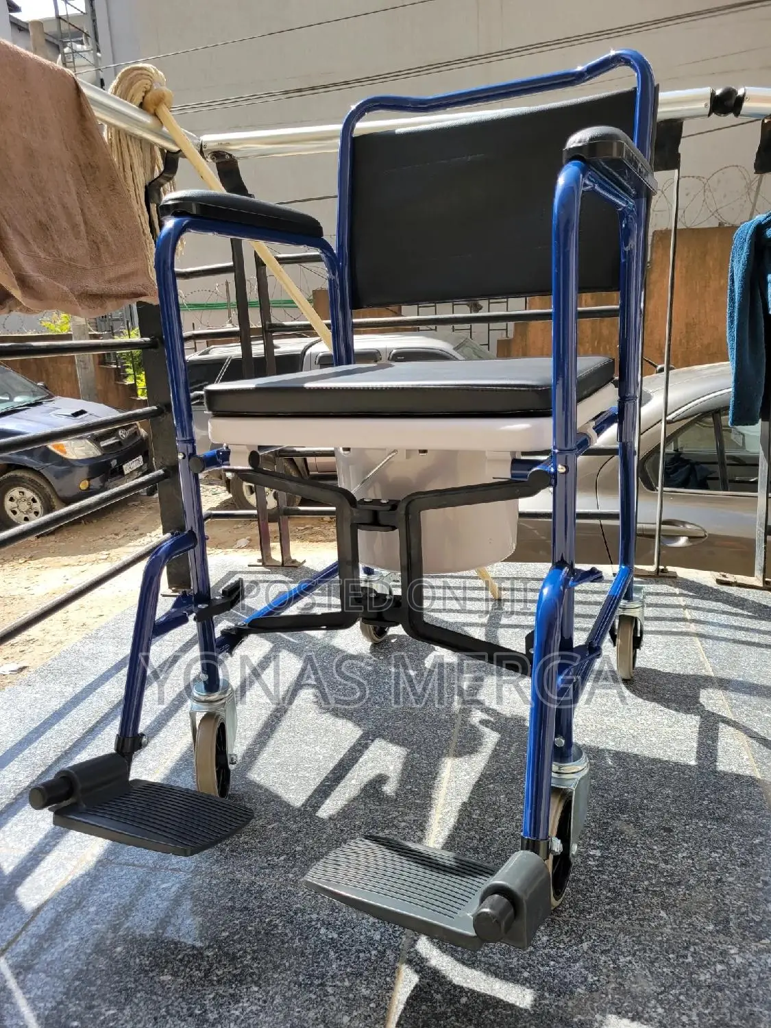 Commode Chair犀崛locking Caster Wheels,Cushion Seat-Suitable for Elderly