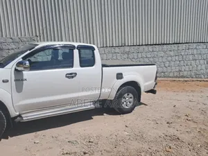 Toyota Hilux 2.5 D-4D 4X4 SRX 2011 White