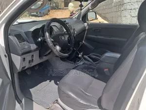 Toyota Hilux 2.5 D-4D 4X4 SRX 2011 White