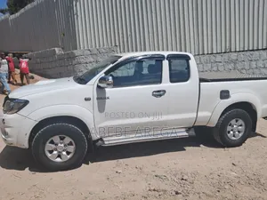 Toyota Hilux 2.5 D-4D 4X4 SRX 2011 White