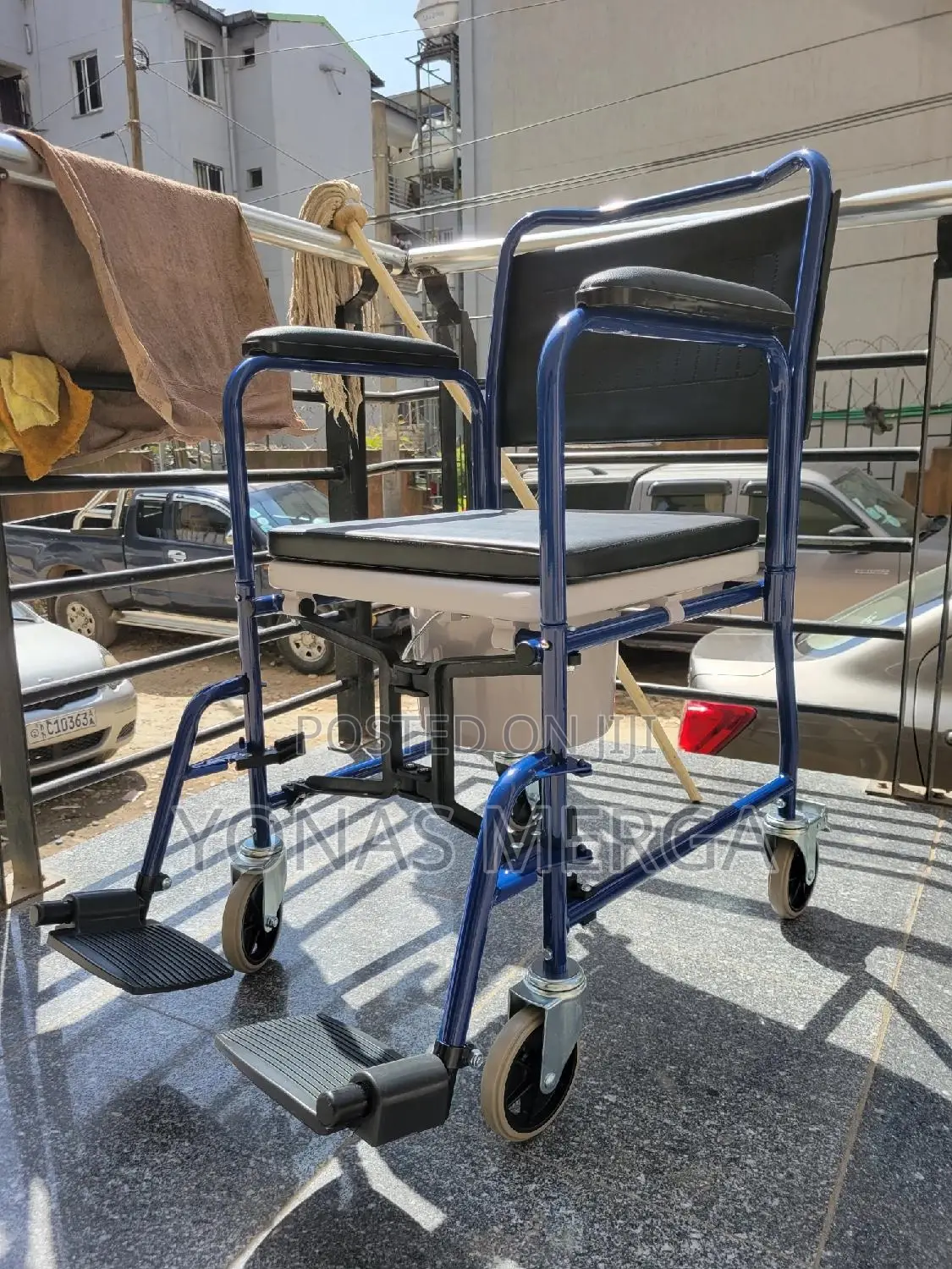 Multipurpose Commode Wheelchair commode Pot Available commode/Shower