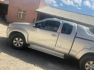 Photo - Toyota Hilux 2008 Gold