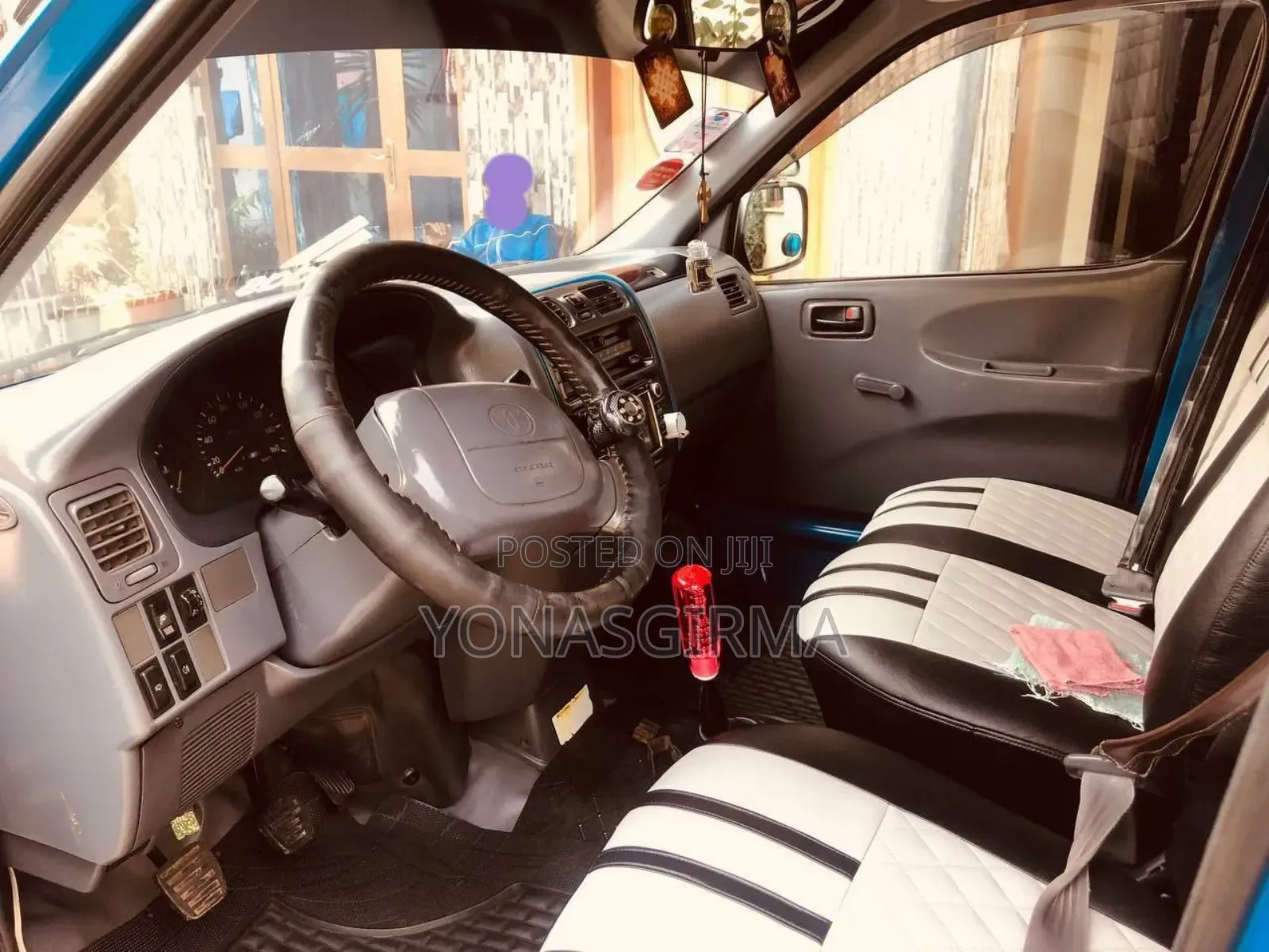 Toyota HiAce 2000 Blue