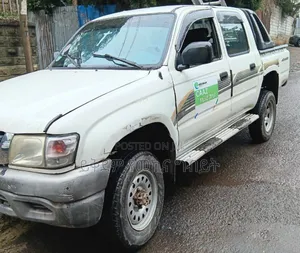 Photo - Toyota Hilux 2001 White
