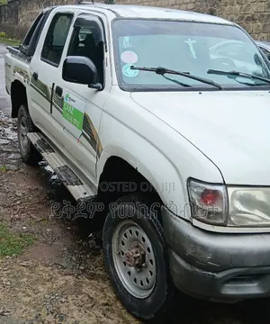Toyota Hilux 2001 White