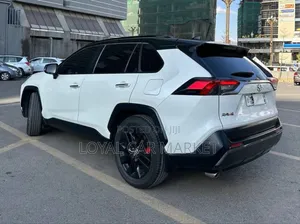Toyota RAV4 2021 White