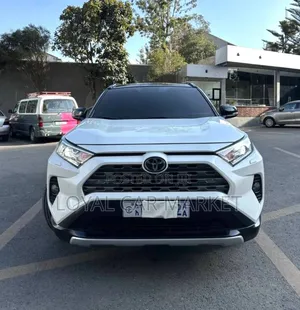 Photo - Toyota RAV4 2021 White