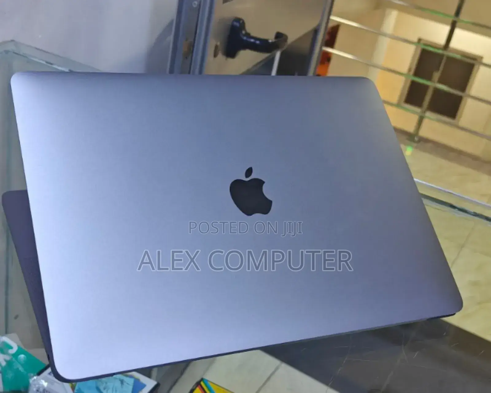 New Laptop Apple MacBook Pro 2022 M2 8GB Apple M2 SSD 256GB