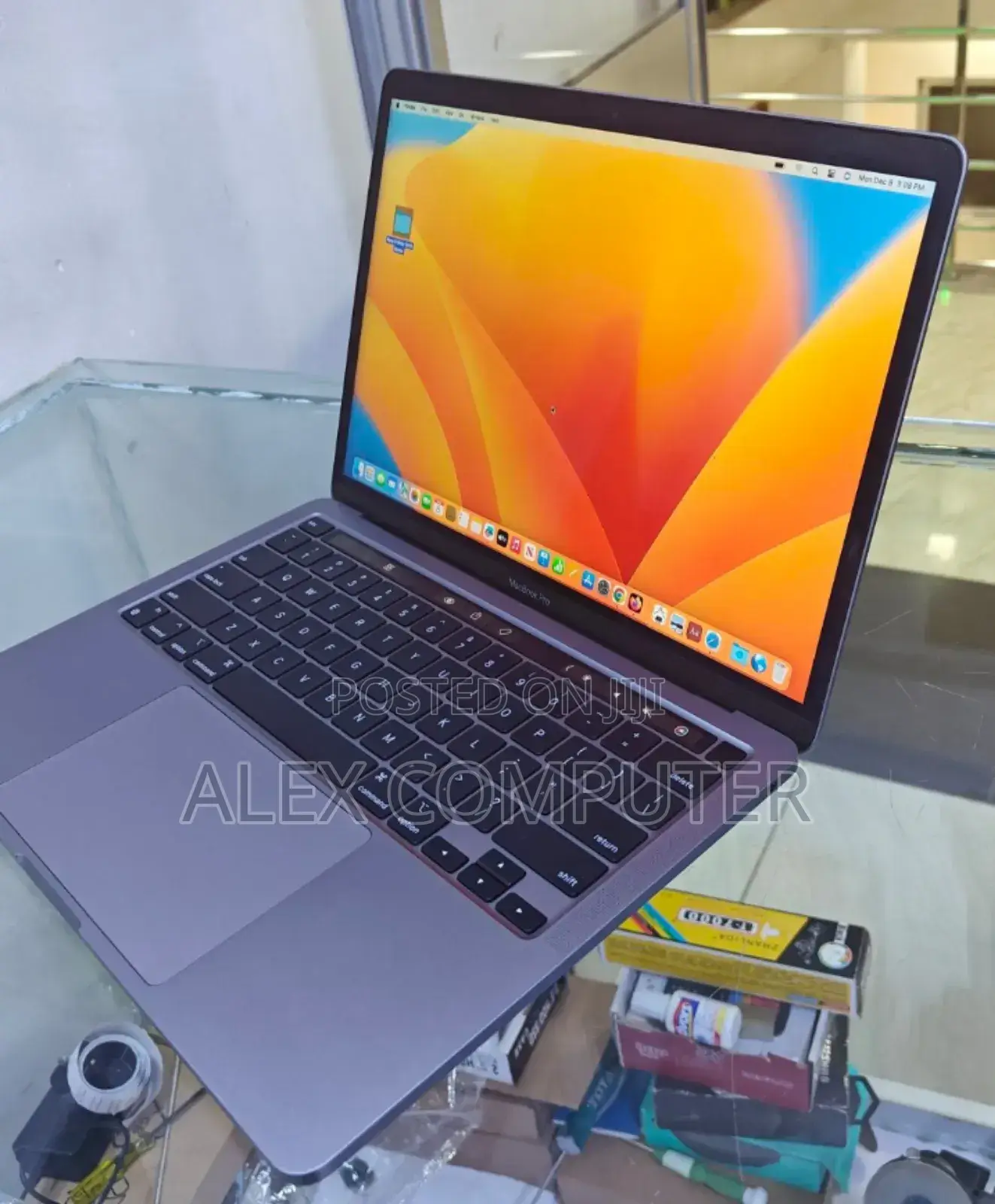 New Laptop Apple MacBook Pro 2022 M2 8GB Apple M2 SSD 256GB