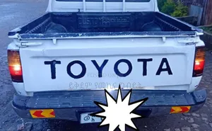 Toyota Hilux 2001 White