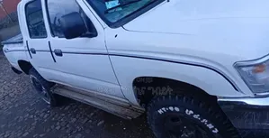 Toyota Hilux 2001 White