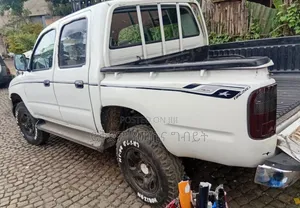 Toyota Hilux 2001 White