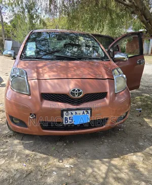 Photo - Toyota Yaris 2010 Brown