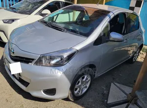 Photo - Toyota Yaris 2012 Silver