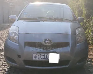 Photo - Toyota Yaris 2010 Silver