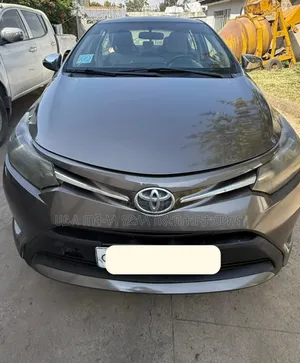 Photo - Toyota Yaris 2016 Gray