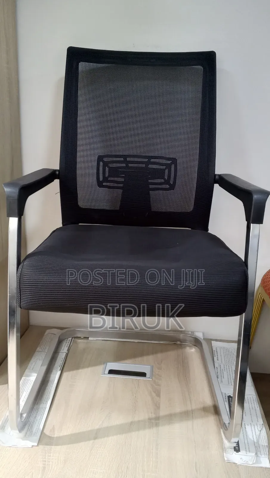 U Lage Guest Chair
